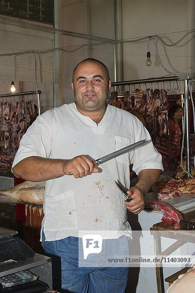 Metzger schärft Messer  schneidet Fleisch  Samal Bazar  Schymkent  South Region  Kasachstan  nur für redaktionelle Nutzung  Asien