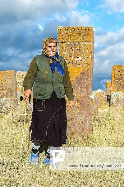 Frau im mittelalterlichen Khachkars  geschnitzte Gedenkstele  Noratus-Friedhof  Sewansee  Provinz Gegharkunik  Kaukasus  Armenien  Asien *** WICHTIG: Nur für redaktionelle Zwecke ***