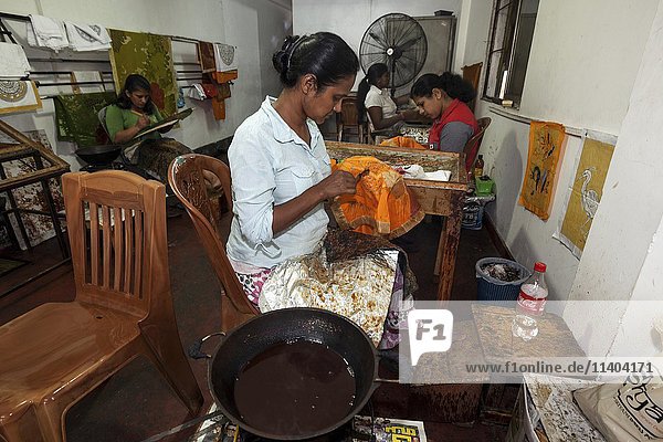 Batikhandwerk  singhalesische Frauen  Kandy  Zentralprovinz  Sri Lanka  Asien