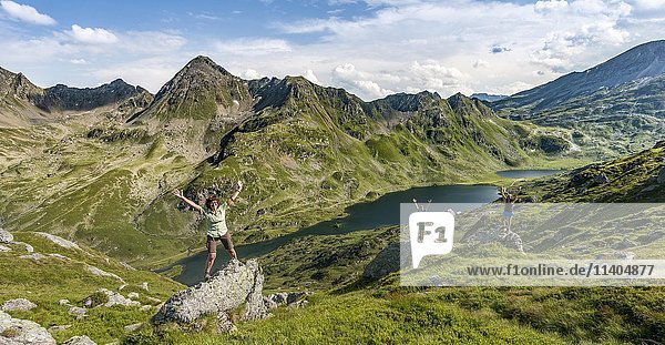 Drei Wanderer stehen auf Felsen vor Berglandschaft  Niederer Giglachsee  Rohrmoos-Obertal  Schladminger Tauern  Schladming  Steiermark  Österreich  Europa