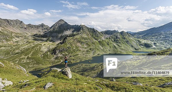 Wanderer streckt Arme in die Luft  Berge  Niederer Giglachsee  Rohrmoos-Obertal  Schladminger Tauern  Schladming  Steiermark  Österreich  Europa