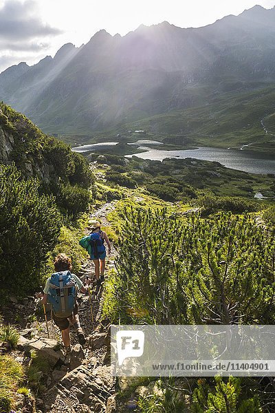 Zwei Wanderer auf einem Wanderweg am Morgen  Giglachseen  Schladminger Tauern  Schladming  Steiermark  Österreich  Europa