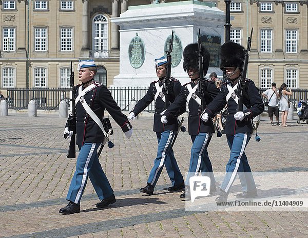 Wachablösung  königliche Leibwächter auf dem Palastplatz  Schloss Amalienborg  Kopenhagen  Dänemark  Europa