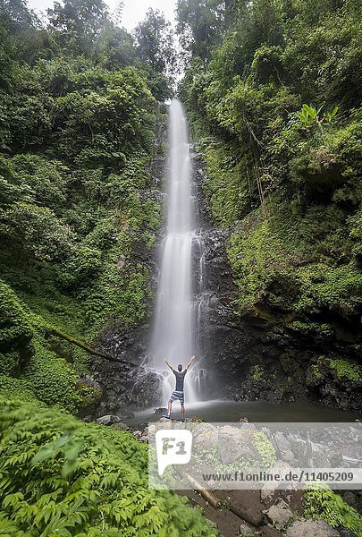 Laang Melanting  Tourist vor einem Wasserfall im Dschungel  Munduk  Bali  Indonesien  Asien