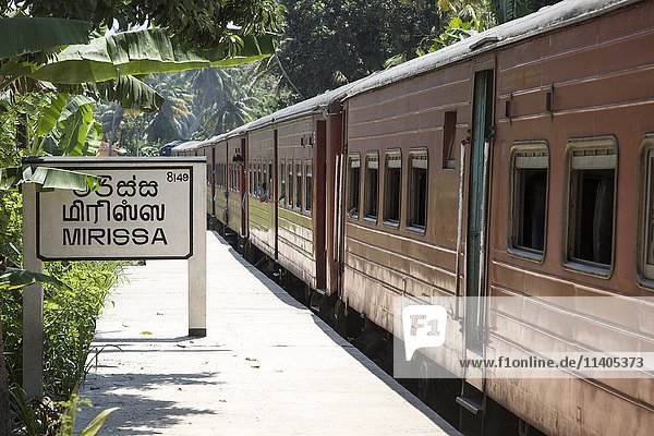 Zug am Bahnsteig  Mirissa  Bezirk Matara  Südprovinz  Sri Lanka  Asien