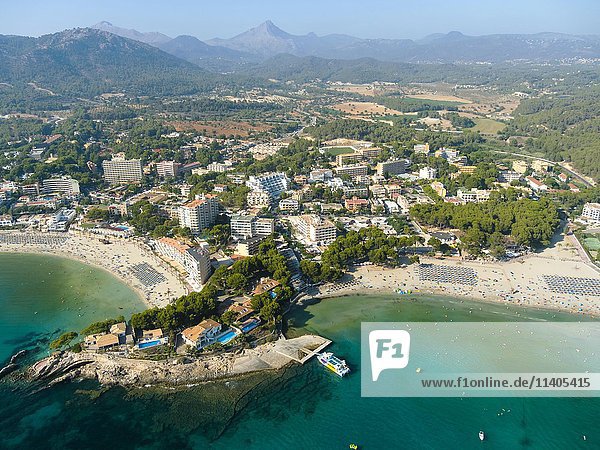 Luftaufnahme  Blick auf die Bucht von Peguera  dahinter das Tramuntana-Gebirge  Mallorca  Balearen  Spanien  Europa