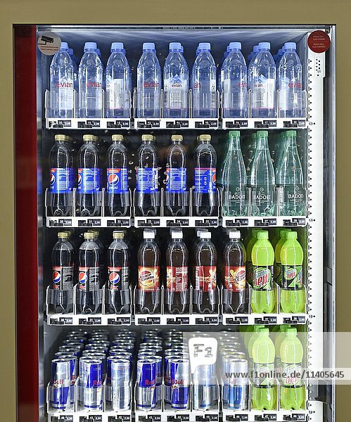 Getränke in Plastikflaschen  Verkaufsautomat  Deutschland  Europa