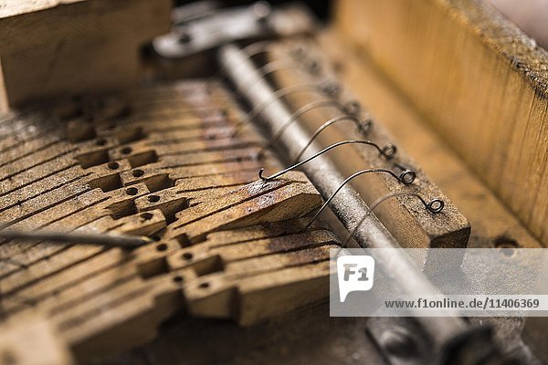 Metallfedern an Holzventilen werden geprüft  Drehorgelherstellung  Grassau  Oberbayern  Bayern  Deutschland  Europa
