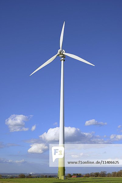 Windkraftanlage  bewölkter Himmel  Nordrhein-Westfalen  Deutschland  Europa
