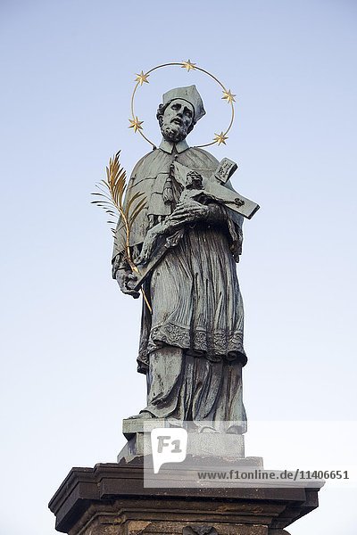Statue des Johannes von Nepomuk auf der Karlsbrücke  Prag  Tschechische Republik  Europa