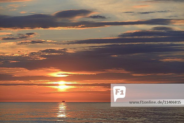 Sonnenuntergang über der Nordsee mit Trawler  Norderney  Ostfriesische Inseln  Niedersachsen  Deutschland  Europa