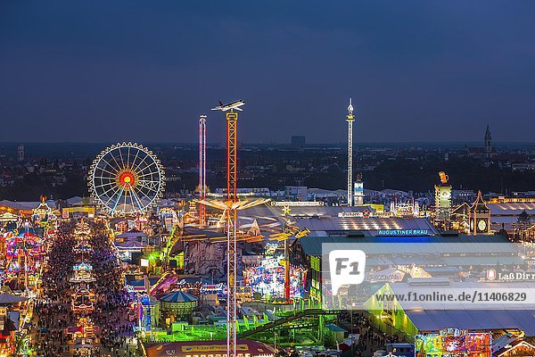 Beleuchteter Festplatz bei Nacht  Oktoberfest  Theresienwiese  München  Bayern  Deutschland  Europa