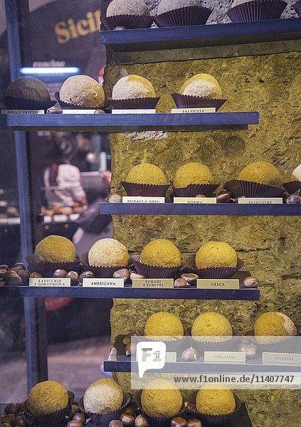 Arancini  gefüllte Reisbällchen  in einer Schaufensterauslage  sizilianische Spezialität  Palermo  Sizilien  Italien  Europa
