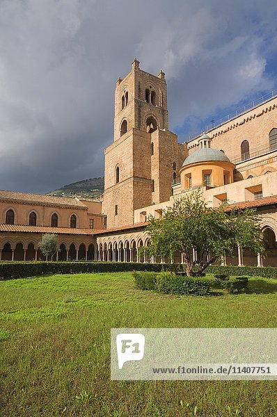 Cloister and courtyard of Santa Maria Nuova Cathedral  Monreale  Palermo  Sicily  Italy  Europe
