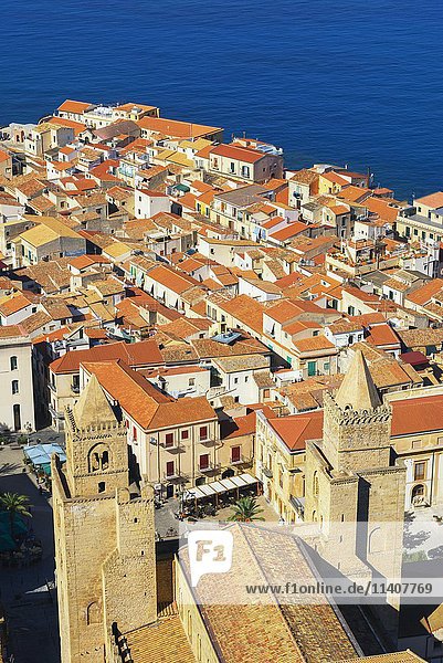 Blick auf die Stadt von La Rocca  Cefalu  Sizilien  Italien  Europa