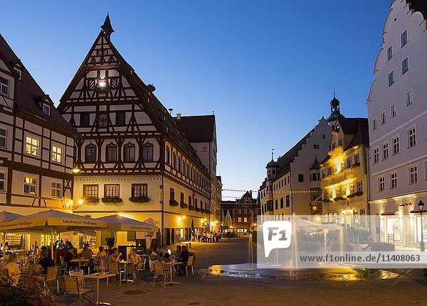 Marktplatz in der Abenddämmerung  Nördlingen  Schwaben  Bayern  Deutschland  Europa