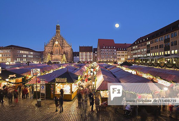 Nürnberger Christkindlesmarkt mit Frauenkirche bei Vollmond  Nachtszene  Nürnberg  Mittelfranken  Franken  Bayern  Deutschland  Europa