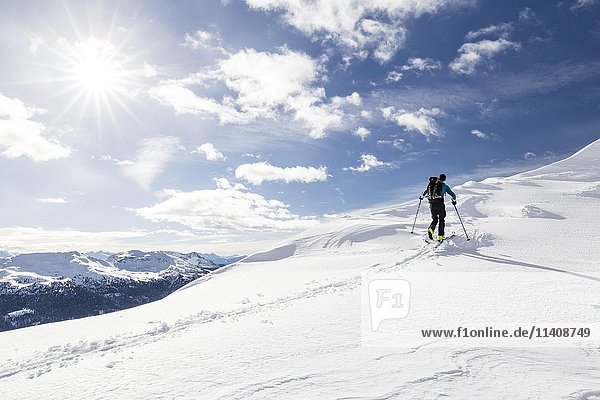 Skitourengeher beim Aufstieg auf den Seeblspitz  Winter  Alpen  Sarntaler Alpen  Südtirol  Italien  Europa