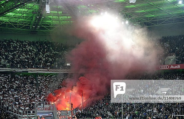 Kölner Fans brennen Pyrotechnik ab Fußballstadion Borussia Park Mönchengladbach Nordrhein-Westfalen Deutschland Europa