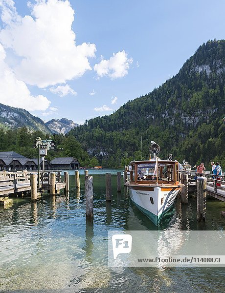 Ausflugsboot am Steg  Schönau am Königssee  Nationalpark Berchtesgaden  Berchtesgadener Land  Oberbayern  Bayern  Deutschland  Europa