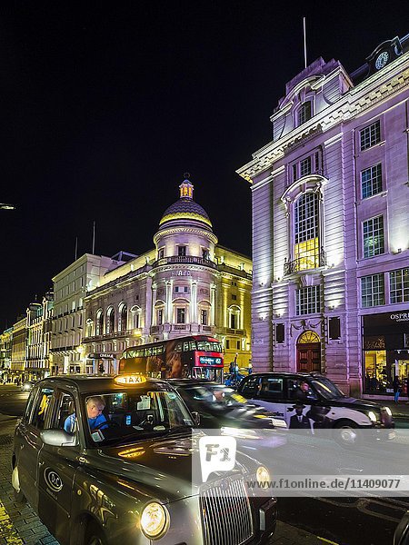 Piccadilly Circus  Regent Street  Taxi bei Nacht  London  England  Großbritannien  Europa