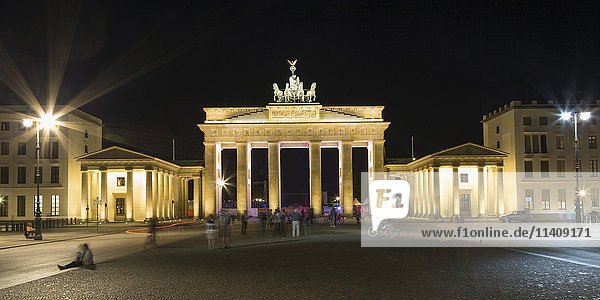 Pariser Platz mit Brandenburger Tor bei Nacht  Berlin  Deutschland  Europa