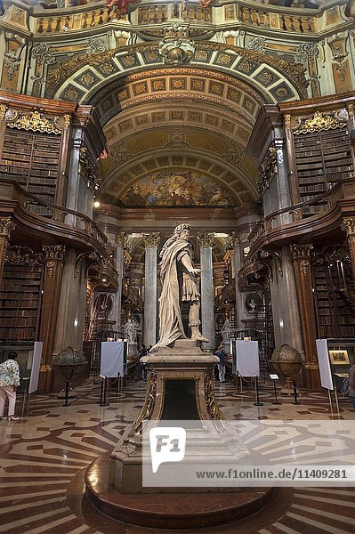 Zeremoniensaal und Statue von Karl VI. 1735  von Antonio Corradini  Österreichische Nationalbibliothek  erbaut von 1723 bis 1726  Wien  Österreich  Europa