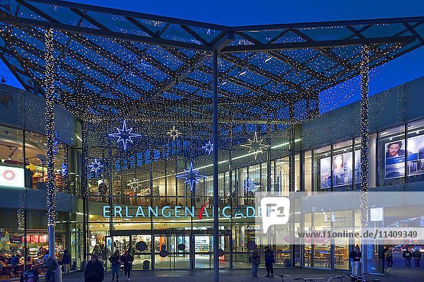 Einkaufszentrum mit Weihnachtsdekoration  Abenddämmerung  Erlangen  Mittelfranken  Bayern  Deutschland  Europa