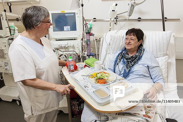 Ambulante Dialyse  Patient nimmt eine Mahlzeit ein  während er für die Hämodialyse an das Gerät angeschlossen ist  Nordrhein-Westfalen  Deutschland  Europa
