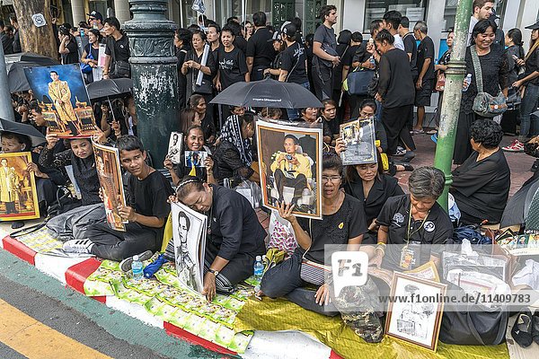 Mourning Thais with photo of the late king Bhumibol Adulyadej  Bangkok  Thailand  Asia