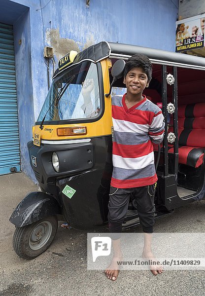 Junge mit Autorikscha  Judenstadt  Fort Kochi  Cochin  Kerala  Indien  Asien