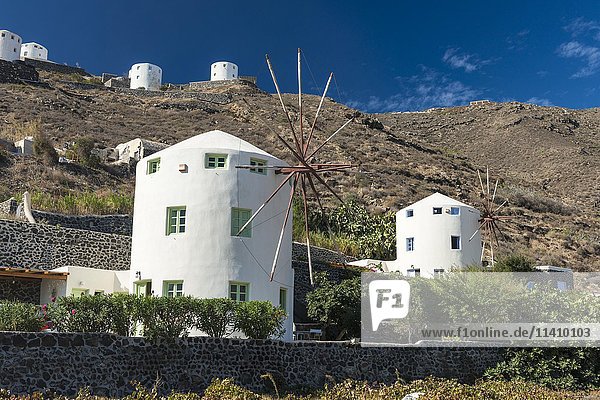 Windmühlen am Berghang  Firá  Santorin  Kykladen  Griechenland  Europa