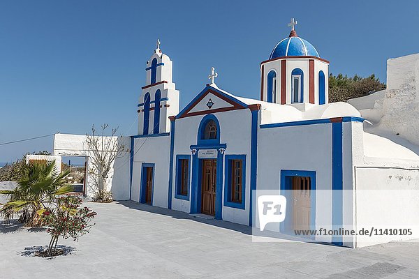 Orthodoxe Kirche mit Kuppel und Glockenturm  Thirassia  Santorin  Kykladen  Griechenland  Europa