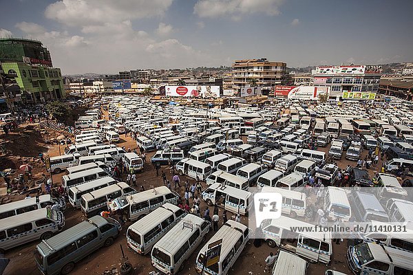 Jede Menge Busse am Busbahnhof  Kampala  Uganda  Afrika