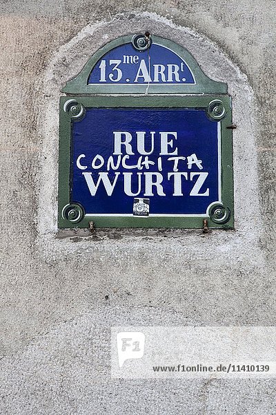 Bemalte Straßenschilder Rue Wurtz  Conchita Wurst  Paris  Frankreich  Europa