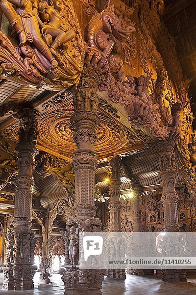 Innenansicht Holzschnitzereien und mythologische Figuren Tempel Prasat Satchatham Heiligtum der Wahrheit Naklua Pattaya Provinz Chon Buri Thailand Asien