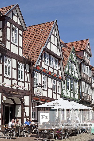 Straßencafé vor Fachwerkhäusern  historisches Zentrum  Celle  Niedersachsen  Deutschland  Europa