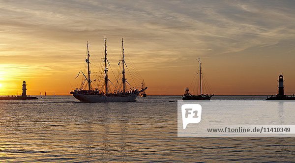 Sonnenuntergang an der Hafeneinfahrt  Segelboote im Gegenlicht  Hanse-Sail  Rostock  Mecklenburg-Vorpommern  Deutschland  Europa