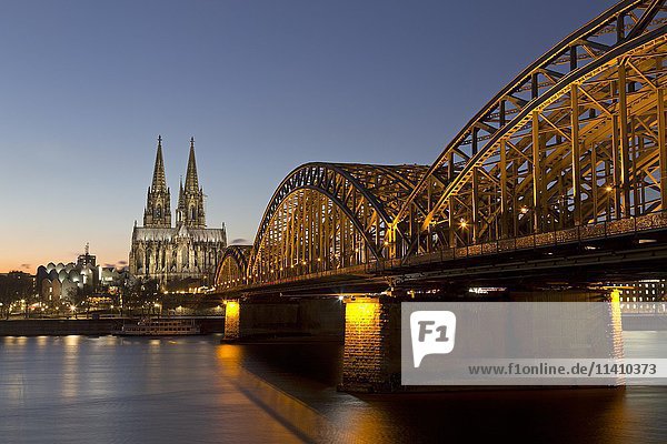 Kölner Dom mit Hohenzollernbrücke  Nachtszene  Köln  Köln  Nordrhein-Westfalen  Deutschland  Europa