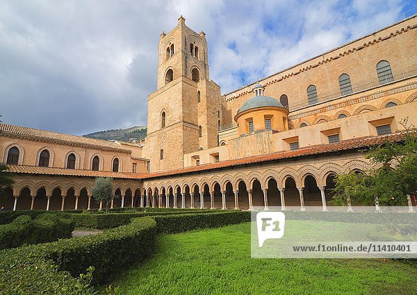 Kreuzgang und Innenhof der Kathedrale Santa Maria Nuova  Monreale  Palermo  Sizilien  Italien  Europa