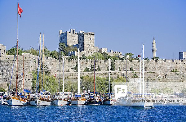 Boote vor der Burg von Bodrum oder der Burg von St. Peter  Bodrum Kalesi  Bodrum  Türkei  Asien