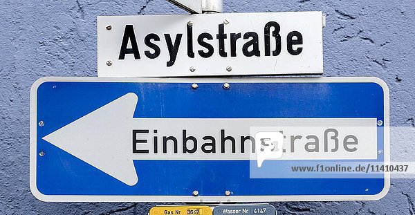 Straßenschilder Asylantenstraße und Einbahnstraße  Weiden  Bayern  Deutschland  Europa