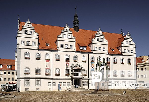 Markt  Rathaus mit Lutherdenkmal  Wittenberg  Sachsen-Anhalt  Deutschland  Europa