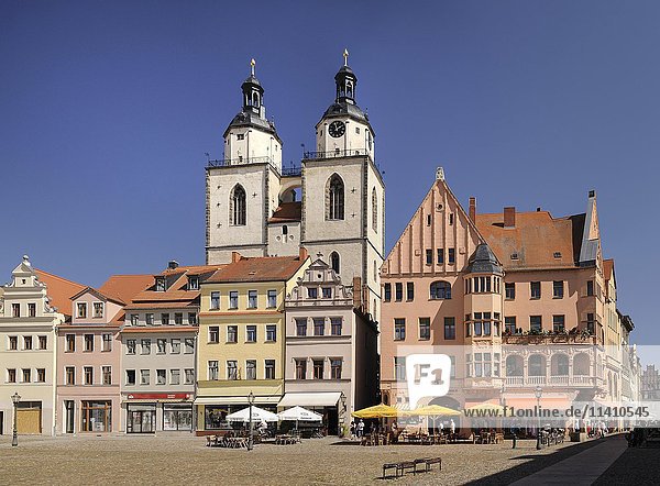 Gebäude auf dem Wittenberger Markt  mit Stadtkirche Sankt Marien  Wittenberg  Sachsen-Anhalt  Deutschland  Europa