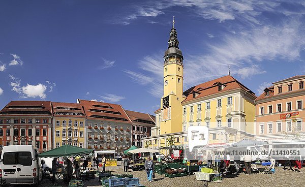 Marktstände auf dem Marktplatz mit Rathaus  Bautzen  Sachsen  Deutschland  Europa