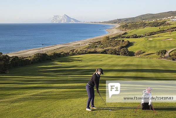 Golfer im La Alcaidesa Golf Resort mit Blick auf das Mittelmeer und den Felsen von Gibraltar  Cádiz  Andalusien  Spanien  Europa