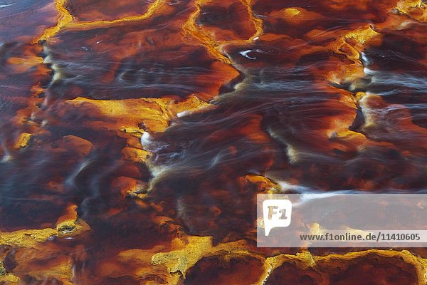 Rio Tinto  Roter Fluss  Detail mit oxidierten Eisenmineralien im Wasser  Provinz Huelva  Andalusien  Spanien  Europa