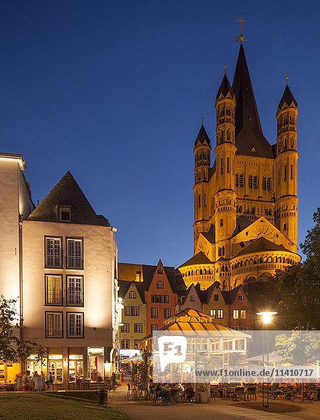 Häuser am Fischmarkt mit Kirche Groß Sankt Martin  Abenddämmerung  Köln  Nordrhein-Westfalen  Deutschland  Europa