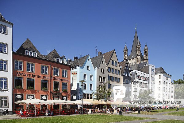 Häuser und Restaurants am Rheinufer  dahinter die große Martinskirche  Köln  Nordrhein-Westfalen  Deutschland  Europa