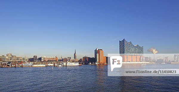 Hamburger Hafen  nördliches Elbufer mit Elbphilharmonie  Hanseatic Trade Center und Bürogebäuden  Kehrwiederspitze  HafenCity  Hamburg  Deutschland  Europa